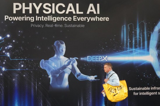 1月7日，一名男子在2026年美国拉斯维加斯消费电子展上走过印有“物理AI”字样的展台。新华社发（曾慧摄）